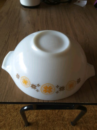 Pyrex Mixing Bowl-Town and Country Cinderella design