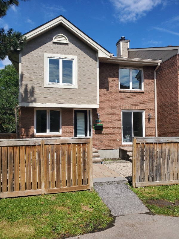 "RARE" ENDUNIT 3+1 BEDROOMS TOWNHOUSE OPEN HOUSE SAT/SUNDAY Houses