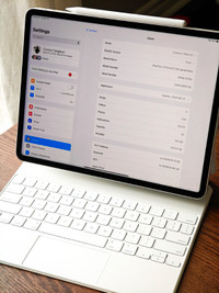 iPad Pro 12.9 M1 512gb w/ Apple Care +, Magic Keyboard & Pencil