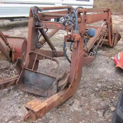 This is a very heavy loader. The pump looks like it will give at least 25 gpm. It was on a Fordson t...