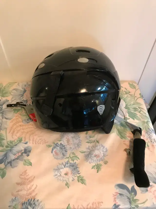 Black coloured RED brand ski snowboard safety helmet in Snowboard in Vancouver - Image 4