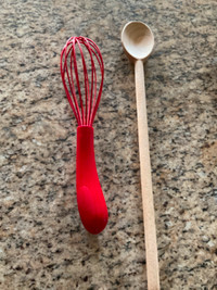 Le Creuset red balloon whisk and long wooden spoon+ free items