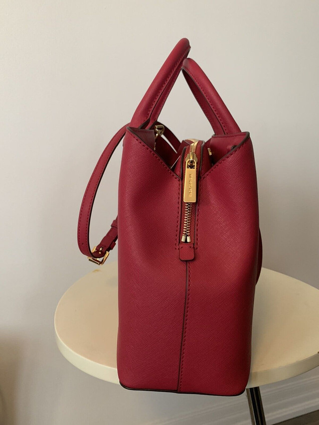 Beautiful magenta Michael Kors leather bag with  gold  trim in Women's - Bags & Wallets in Mississauga / Peel Region - Image 3