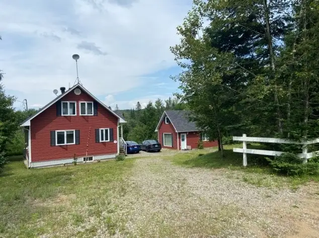 Le Petit Chalet Rouge - Enjoy amazing sun rises and sunsets in Quebec in Canada - Image 3
