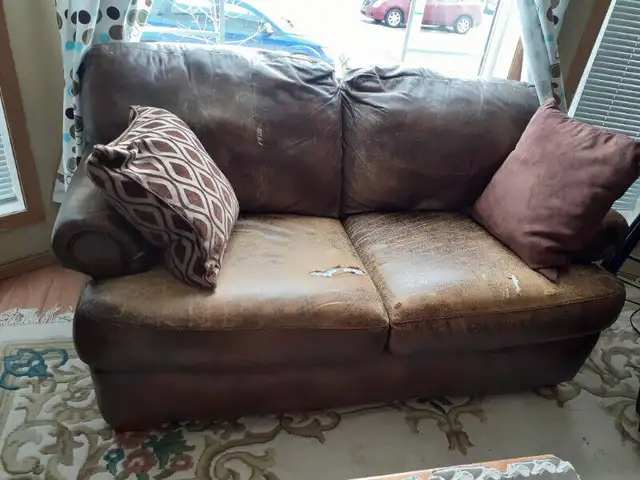leather love seat sofa in Couches & Futons in Calgary - Image 2