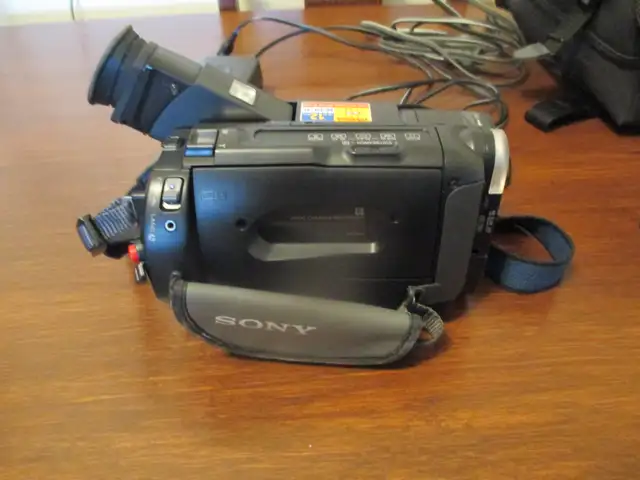 SONY Video 8xR CCD-TR67 Handycam Video Camera Recorder in Cameras & Camcorders in Chatham-Kent - Image 8