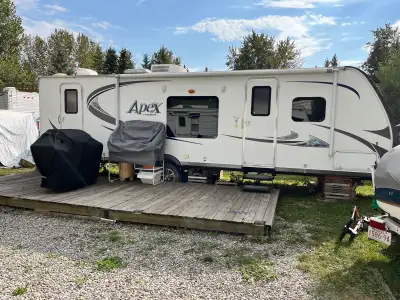 2013 Coachmen APEX 288 BHS travel trailer. Bunkhouse model, sleeps up to 10 people. Has a single sli...