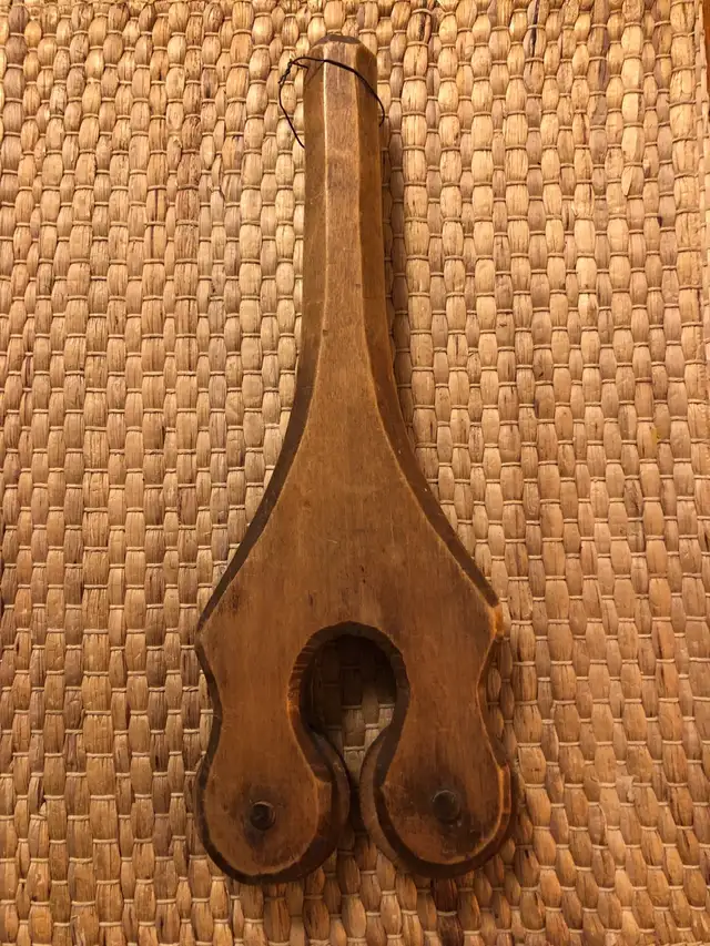 MCM Hand Carved Wood Laundry Clothes Line Roller Spreader in Arts & Collectibles in City of Toronto - Image 3