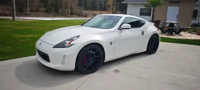 Unmodified 2018 370z in white. I am the second owner of this vehicle, bought it at 8000 km. Always g...