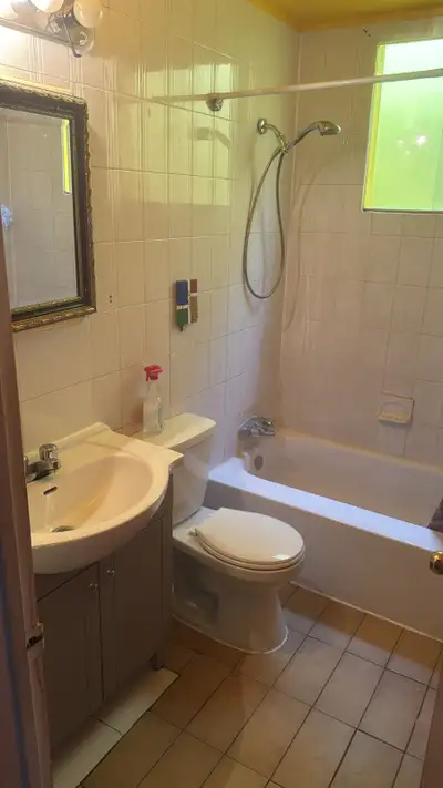 visite fin de semaine 17h. A 5 minutes du Métro Saint-michel, l'appartement est situé sur la rue d"h...