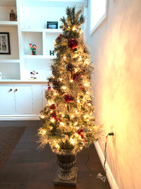 5'  Pre-Lit Speciality Christmas tree