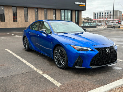 2023 Lexus IS 500  ( Bleu, intérieur blanc )