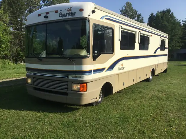 motorisé classe A fleetwood bounder 34 p 1998 in RVs & Motorhomes in Sherbrooke - Image 3