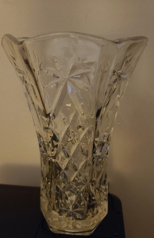 Vintage Tall Sunburst Scalloped Rimmed Cut Glass Vase in Home Décor & Accents in Dartmouth - Image 3