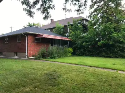 Near the University of Windsor, two bedrooms, one bathroom and one kitchen for rent, no living room,...