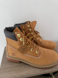 Timberland 6 inch boot, women size 9