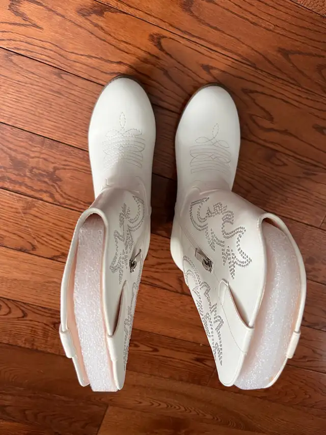 Brand NEW — Girls Cowboy Western Boots Size 3 White in Kids & Youth in City of Toronto - Image 5
