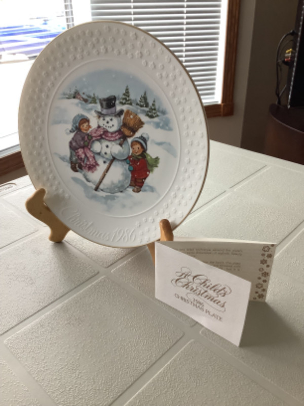 Avon - A Child's Christmas - 1986 Plate in Arts & Collectibles in Regina - Image 2