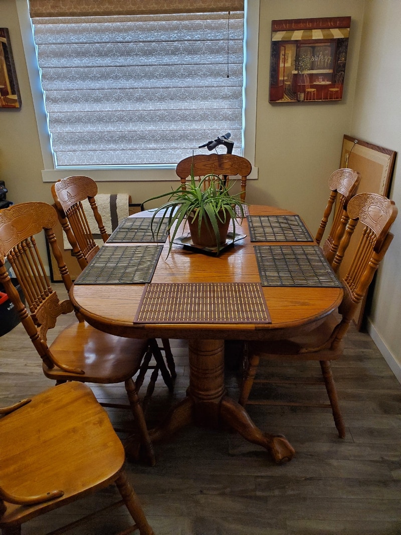 Solid Oak Clawfoot Dining Table & Chairs With 2 leaf extensions
