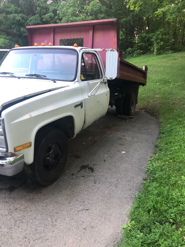 1987 1 ton dump Sierra 3500 diesel GMC truck square body in Cars & Trucks in Ottawa - Image 2