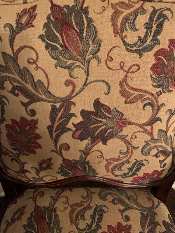 Chaise avec recouvrement style tapisserie en excellent état dans Chaises, Fauteuils inclinables  à Laval/Rive Nord - Image 4