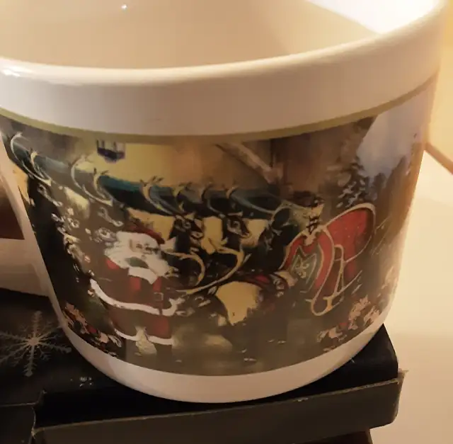 NIB 1990s set of 2 Santa Claus 30oz Soup Coffee Tea Cocoa Mugs in Kitchen & Dining Wares in Calgary - Image 4
