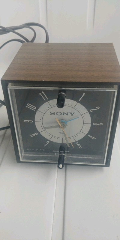 Sony 6RC-23  radio-réveil AM de table électrique  dans Autre  à Ville de Montréal - Image 2