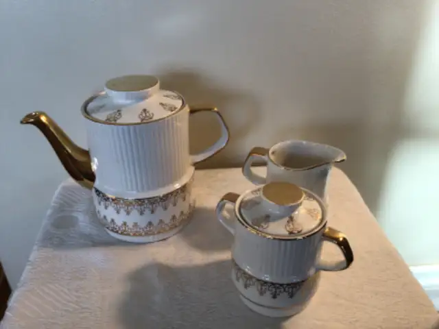 Gibson, England Tea Pot/Cream/Sugar in Arts & Collectibles in Edmonton - Image 7