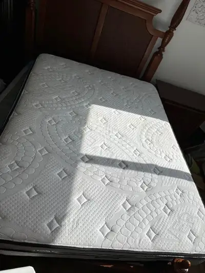 Selling my queen mattress, smoke free and bug free home.Pick up only southside If the ad is up its s...