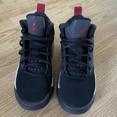 Women’s 7 or Kids Unisex Size 5.5Y Jordan Maxin 200, View more