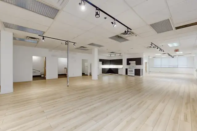 Commercial unit for lease in Toronto in Commercial & Office Space for Rent in City of Toronto - Image 3