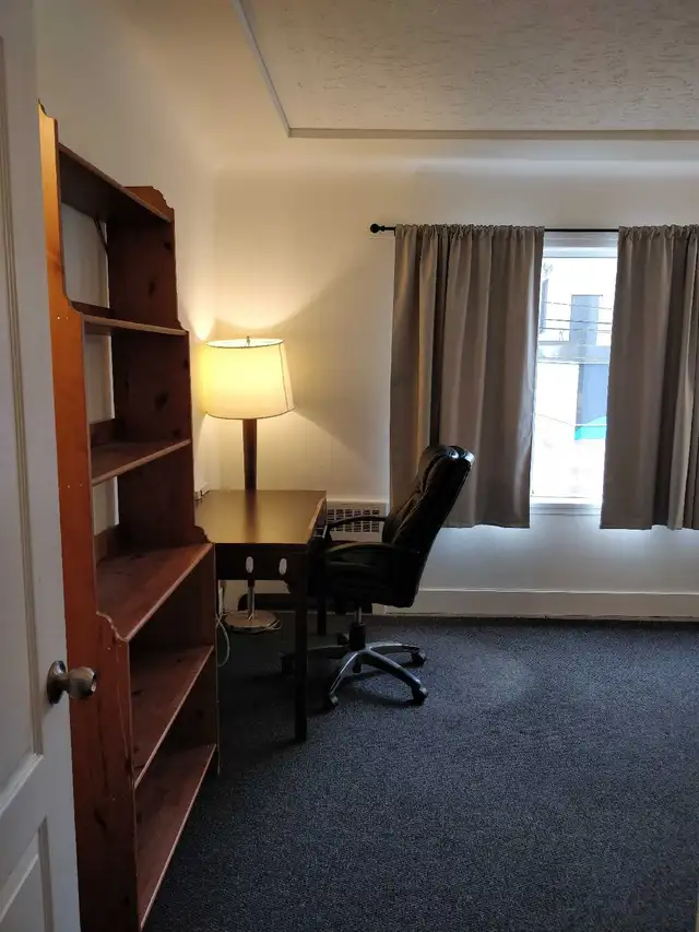 Spacious Private Room Including Utilities, W/D in bldg in Room Rentals & Roommates in Vancouver - Image 2
