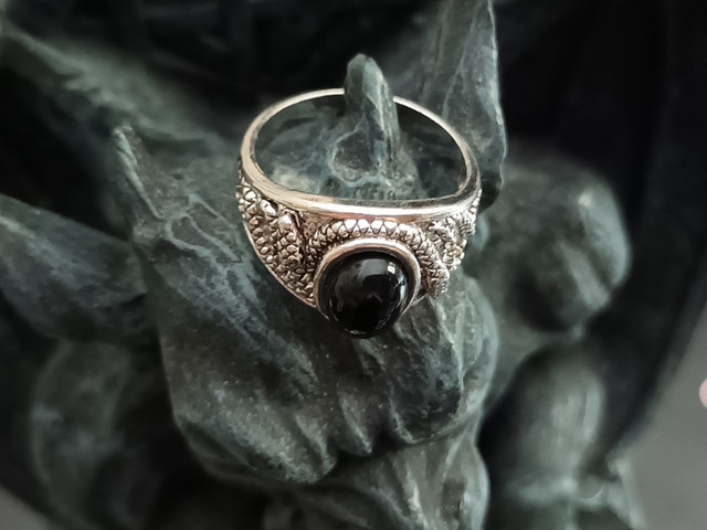 Black Oval Stone Silver Snake Ring (Size 10) dans Bijoux et montres  à Ville de Montréal - Image 3