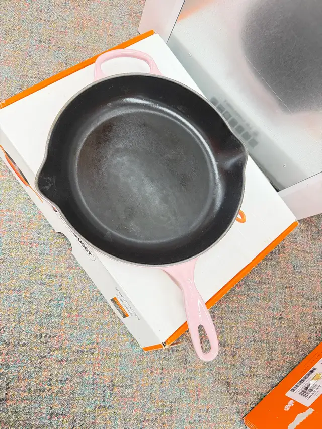 Le Creuset Skillet in Kitchen & Dining Wares in Calgary - Image 6