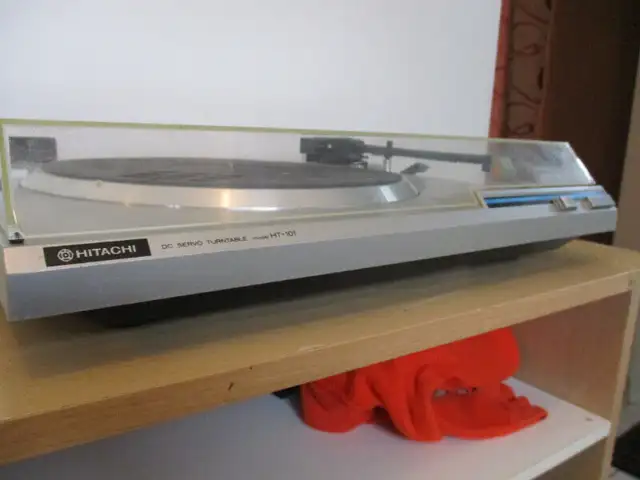 vintage Hitachi  turntable model HT-101 in Stereo Systems & Home Theatre in Mississauga / Peel Region - Image 7