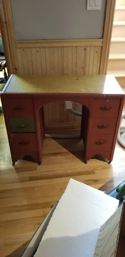 Bureau en bois vintage, View more