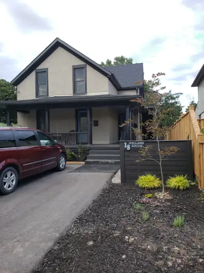 $1600/month + hydro - 1bedroom/1bath Upper level w/private balcony in Duplex in Beautiful and quiet...