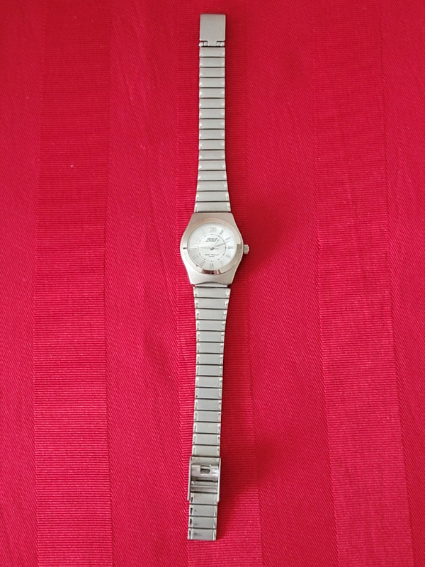 VINTAGE 1980'S, SOLO STAINLESS STEEL WRIST WATCH!!! in Arts & Collectibles in Barrie - Image 2