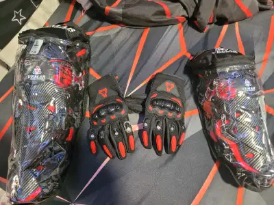 Equip yourself for the ride with this new Vemar motorcycle gear set in striking red and black, featu...