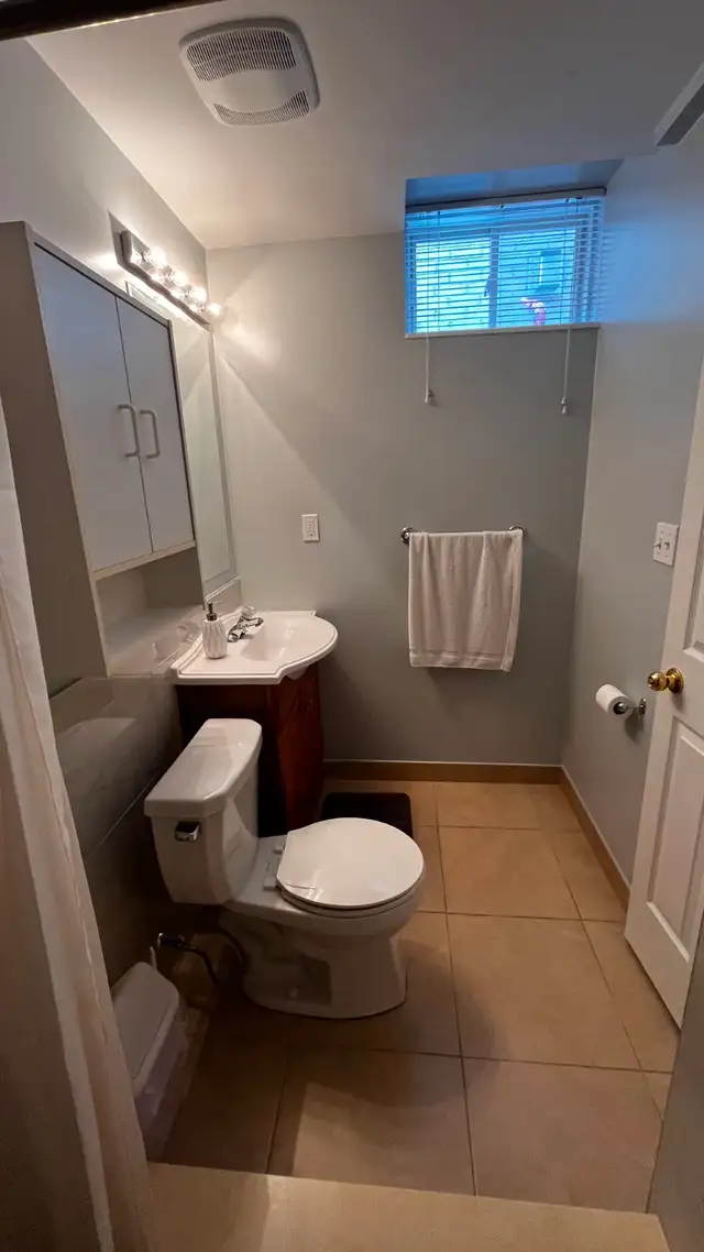 Bachelor studio basement apartment furnished, with separate entr in Long Term Rentals in Markham / York Region - Image 8