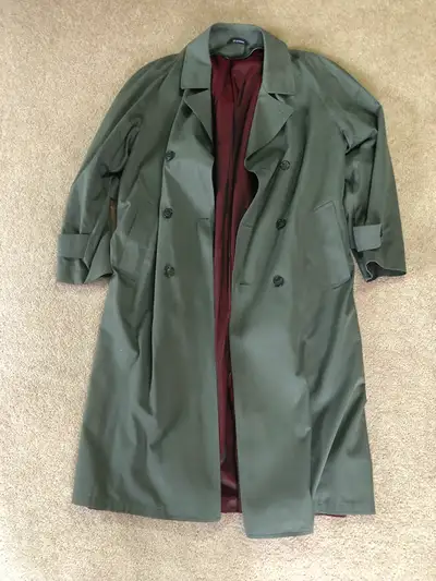 Men's London Fog trench coat with winter liner. Size is 44 T/L. In mint condition with no visible we...