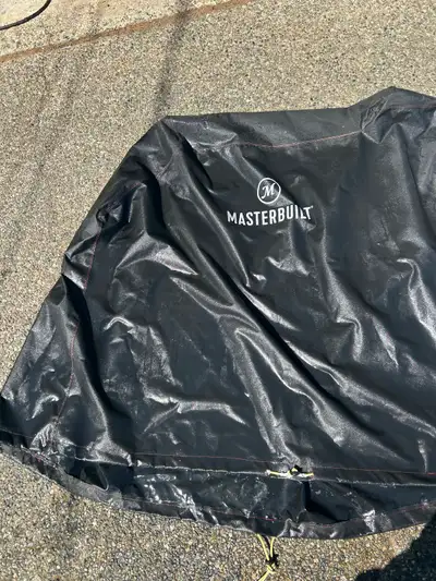 Master built 900 smoker cover good condition 75$