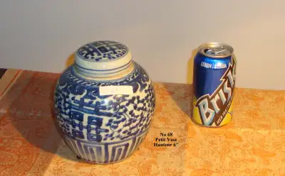 Petit vase Chinois avec couvercle (pot à gingembre) Bleu et blanc. No 68 Hauteur 6'' Valeur estimée...