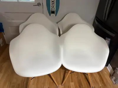 4 Chaises blanches style scandinave, 50$/chaque Très propres, maison non-fumeur Voir mes autres anno...