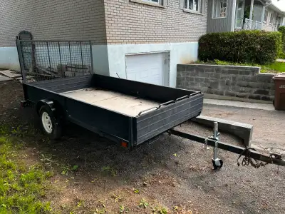 Remorque fabriqué : Snowbear 2003 120.5” long X 65.5“ large Tailgate 46” haut Fillage, jack en avant...