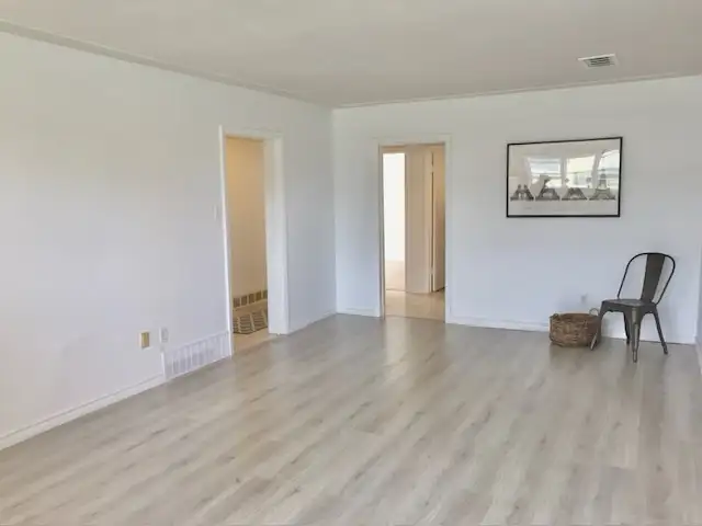 MODERN ONE BEDROOM UNIT. LARGE WINDOWS THROUGHOUT