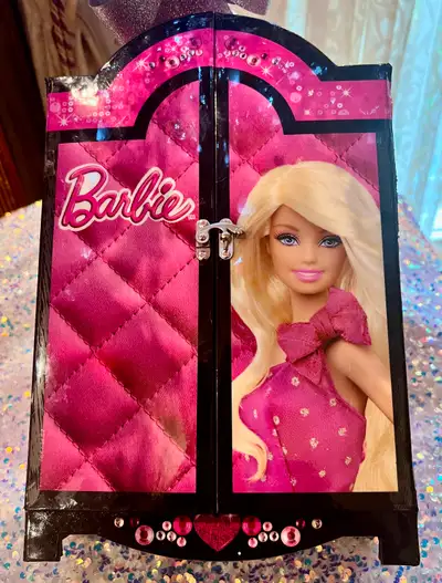 Tranche d’âges : 3 ans+ / S'offre bien comme cadeau d'anniversaire. Ces valises que l'on a toutes eu...