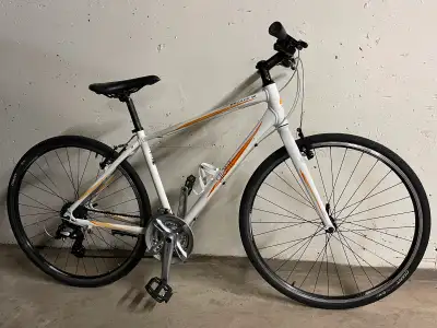 Giant Escape W Hybrid Bike – Medium – 24 Speed Shimano Altus, View more