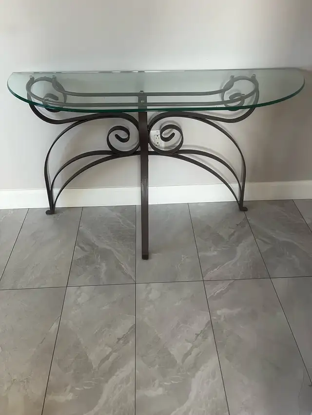 Table verre et métal  in Other Tables in Trois-Rivières - Image 2