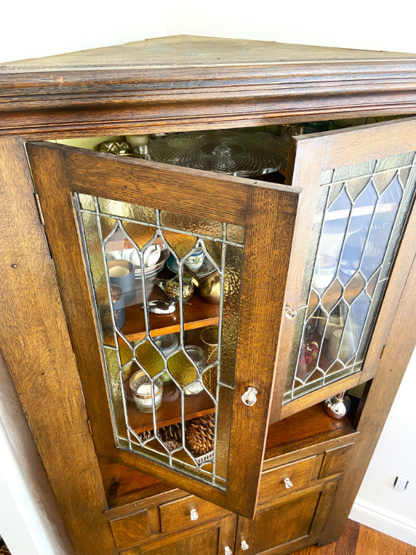ANTIQUE CORNER CUPBOARD in Hutches & Display Cabinets in City of Toronto - Image 3